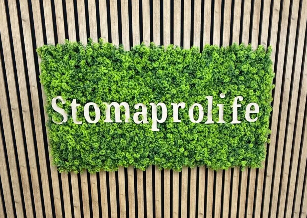 Nápis Stomaprolife na mechové stěně v čekárně ordinace